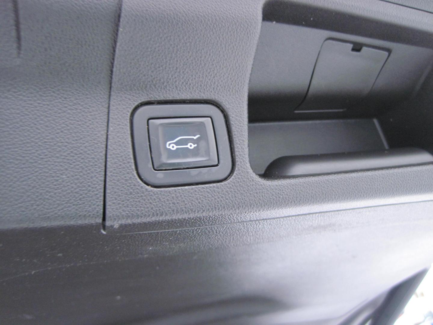 2019 black /black GMC Acadia Denali AWD (1GKKNXLS8KZ) with an 3.6L V6 DOHC 24V engine, 6A transmission, located at 9530 Old Seward Highway, Anchorage, AK, 99515, (907) 349-3343, 61.134140, -149.865570 - Photo#5
